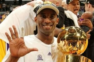 🏆️荣耀之日🐍瓦妮莎晒照 纪念科比2010年夺得总冠军