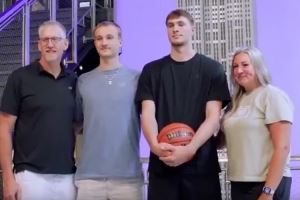 2025年NBA选秀大会在即！弗拉格携家人参观纽约帝国大厦